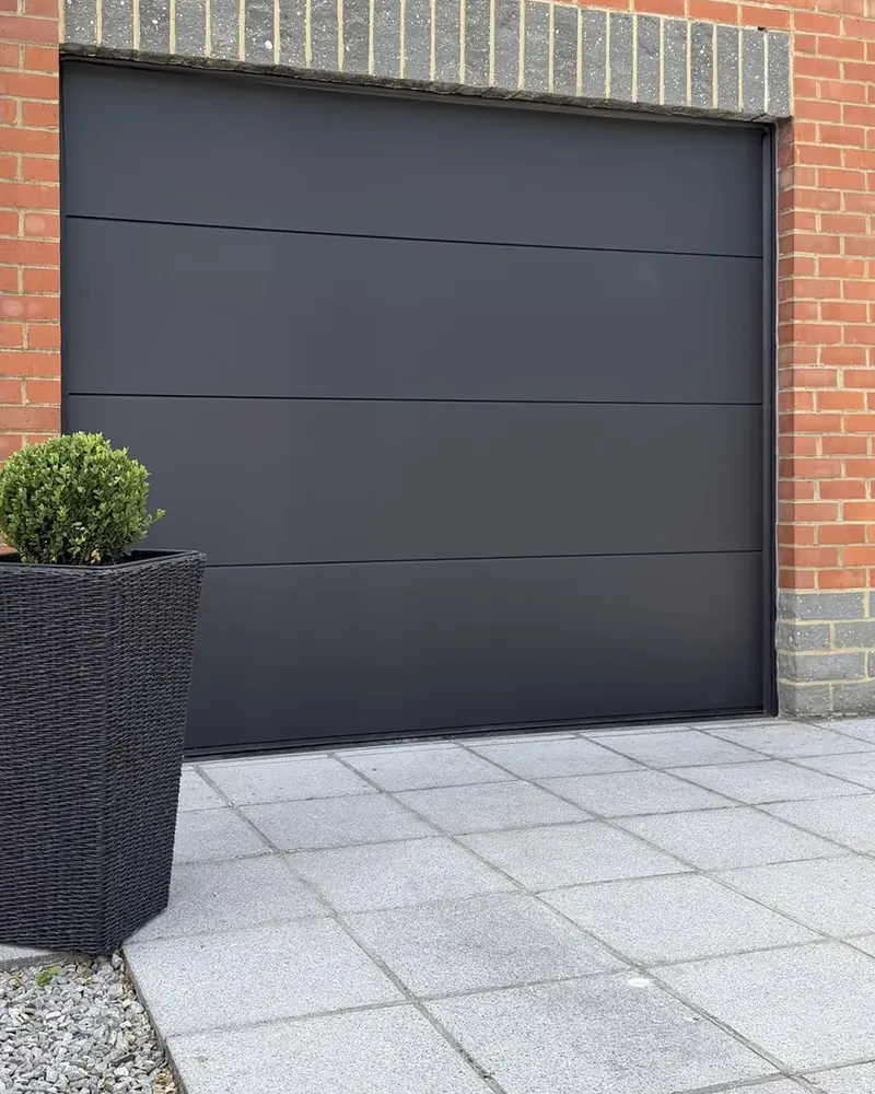 Porte de garage sectionnelle anthracite posée par MP Châssis