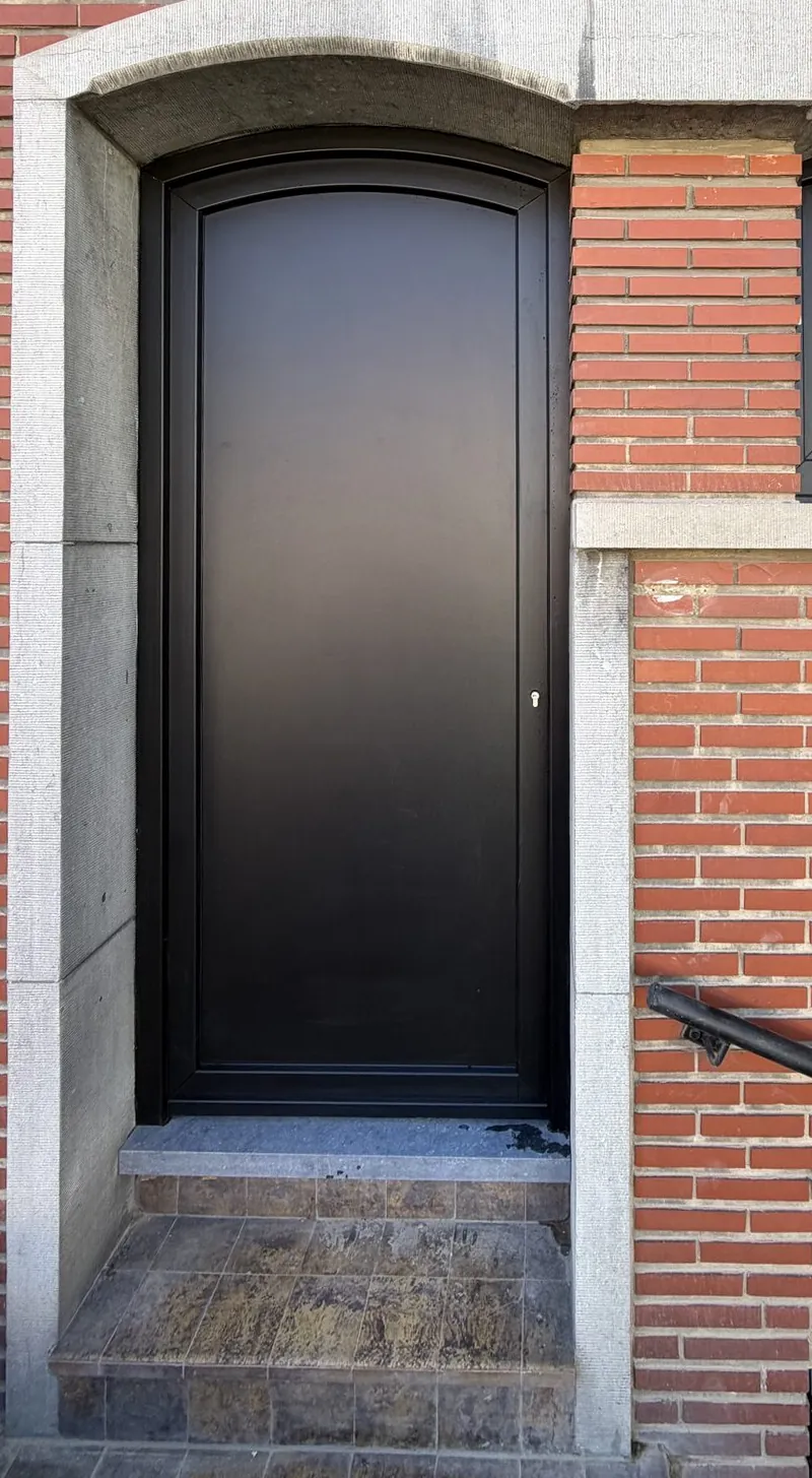 Porte d'entrée cintrée, après les travaux