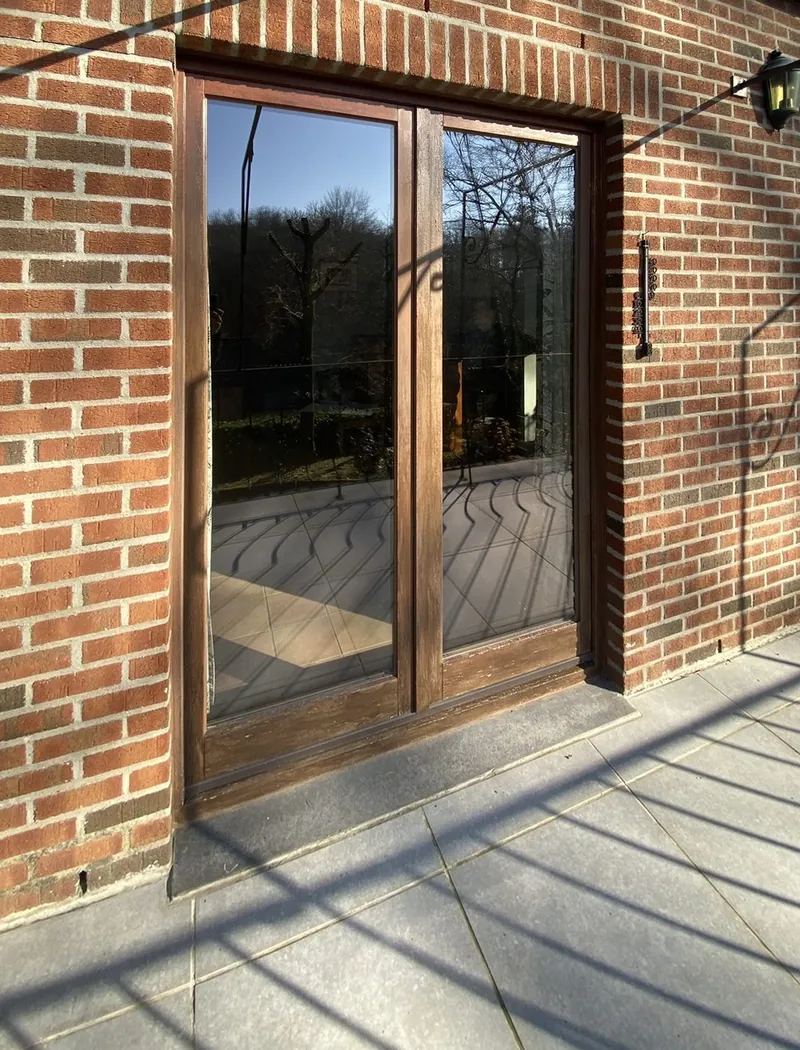 Porte-fenêtre en PVC effet bois, avant les travaux