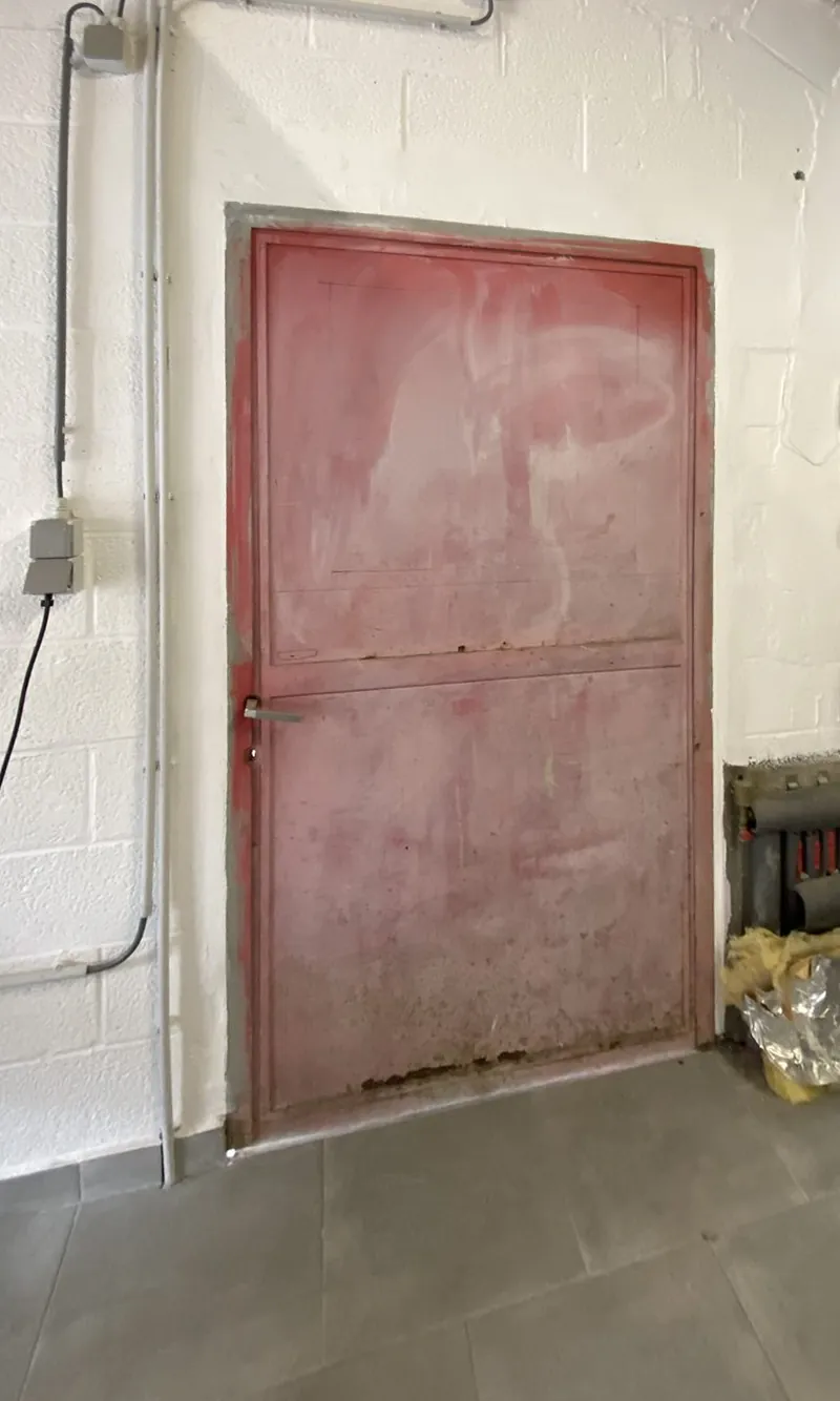 Ancienne porte en tôle, avant les travaux