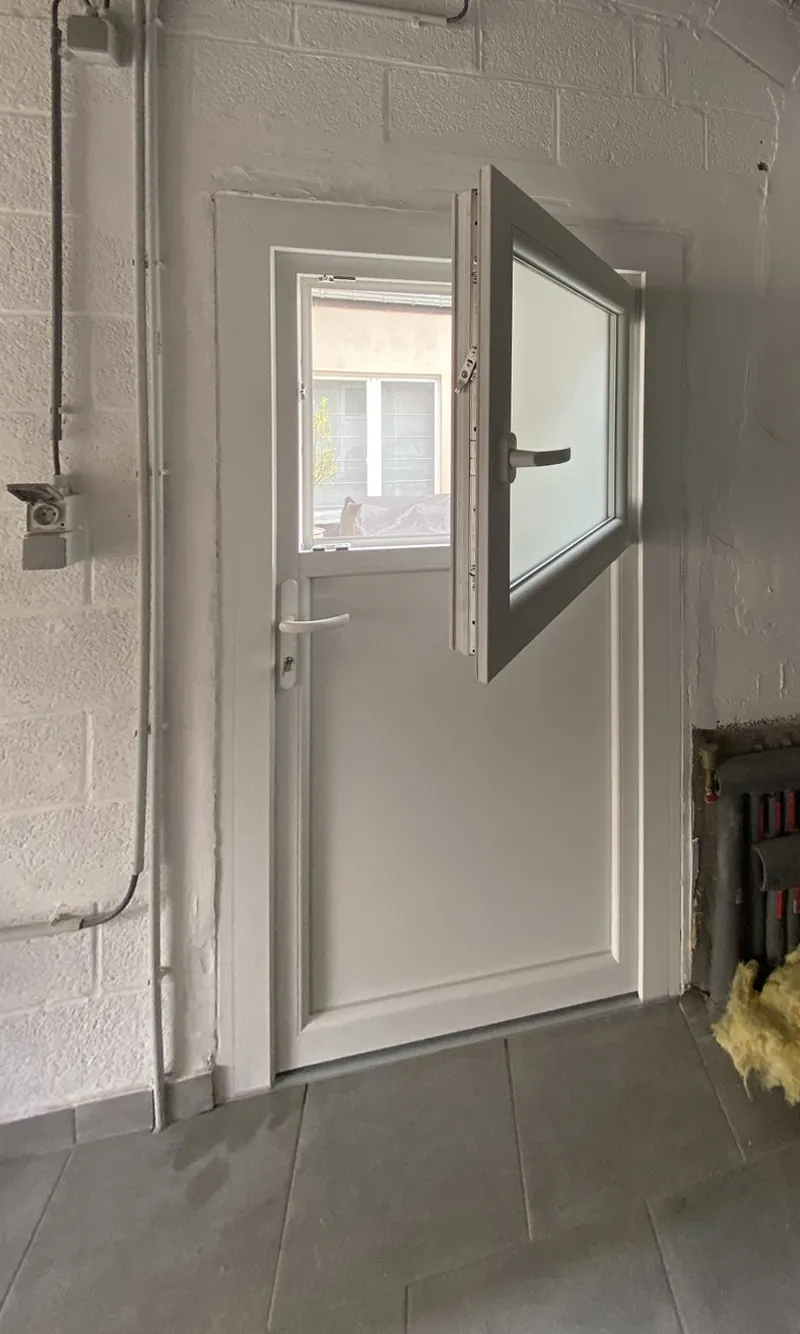 Fenêtre ouverte en battant, après les travaux