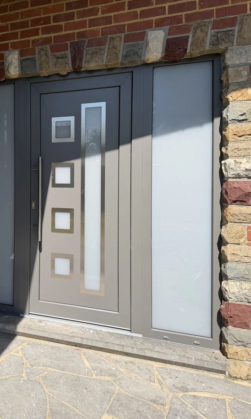 Porte d'entrée de face, après les travaux