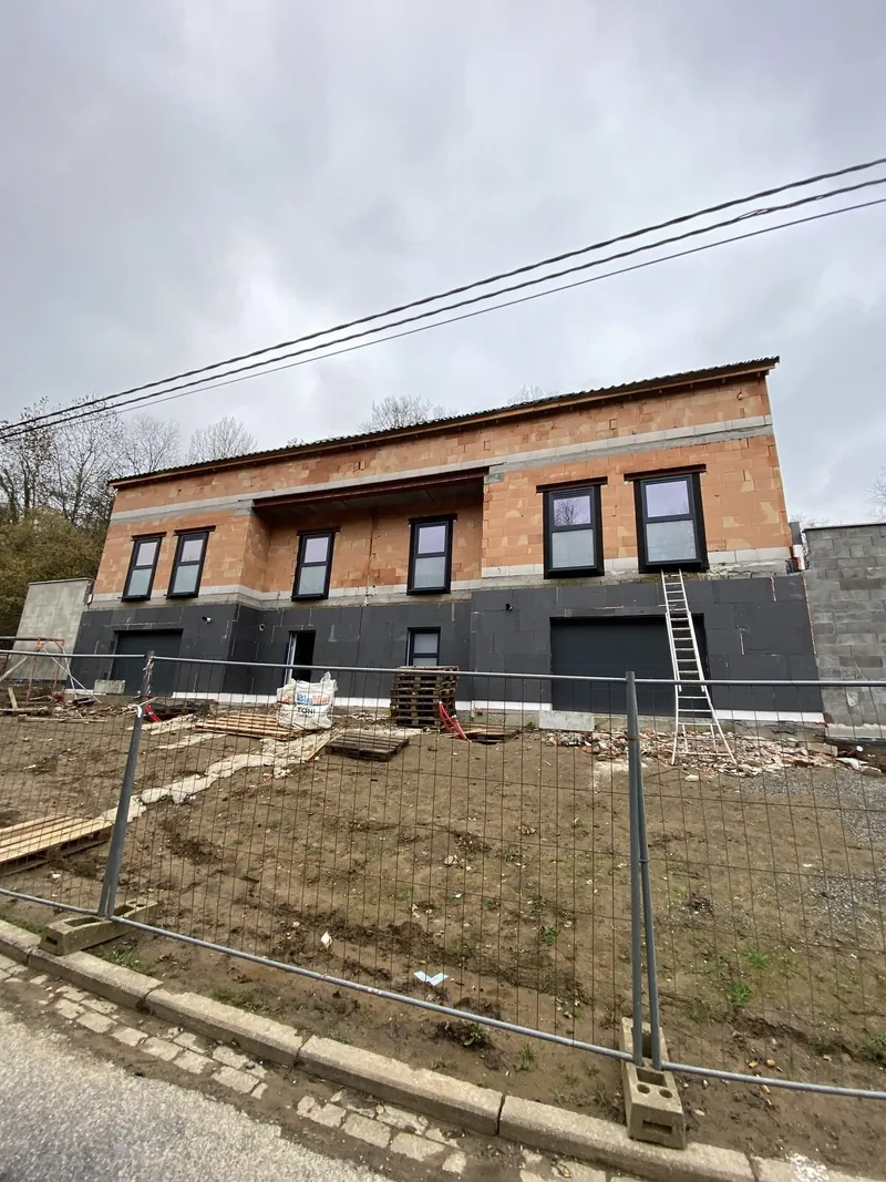 Châssis posés avec leurs membranes d'étanchéité, pendant les travaux